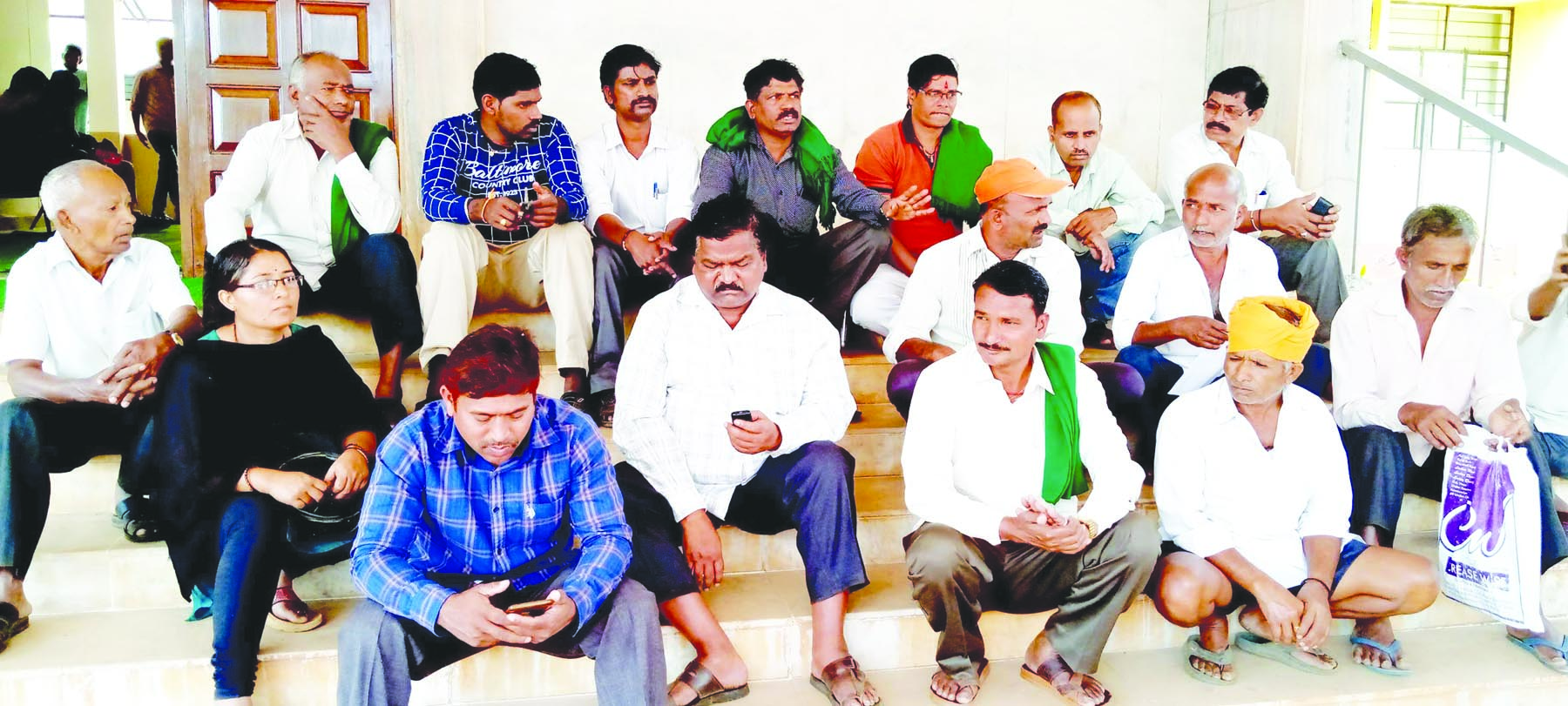 ಭೂಸ್ವಾಧಿನ ಕೈಬಿಟ್ಟು ಸಾಗುವಳಿಗೆ ಅವಕಾಶಕ್ಕಾಗಿ ರೈತರ ಪ್ರತಿಭಟನೆ 